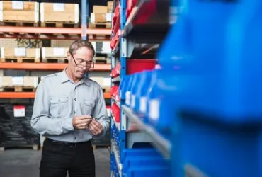 Blauwe en rode magazijnbakken voor algemeen gebruik